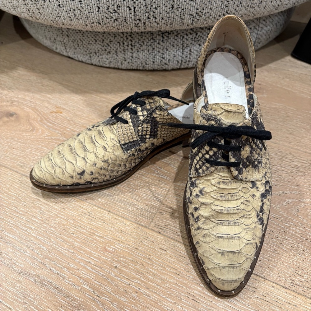 Freda Salvador WIT d’orsay Oxford in snake print. Size 7